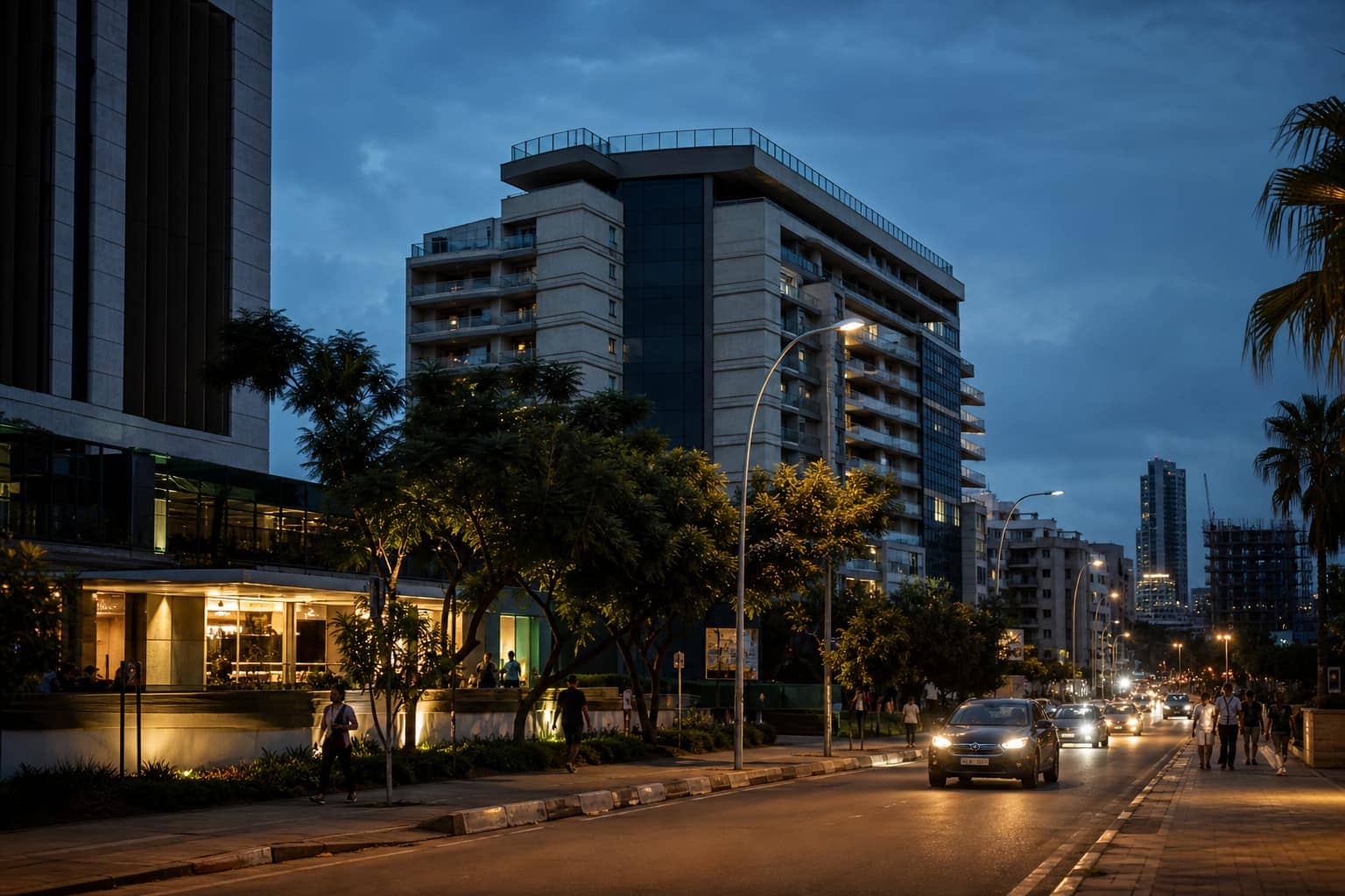 Rue d'une ville africaine contemporaine à l'heure bleue, lumières urbaines et végétation tropicale